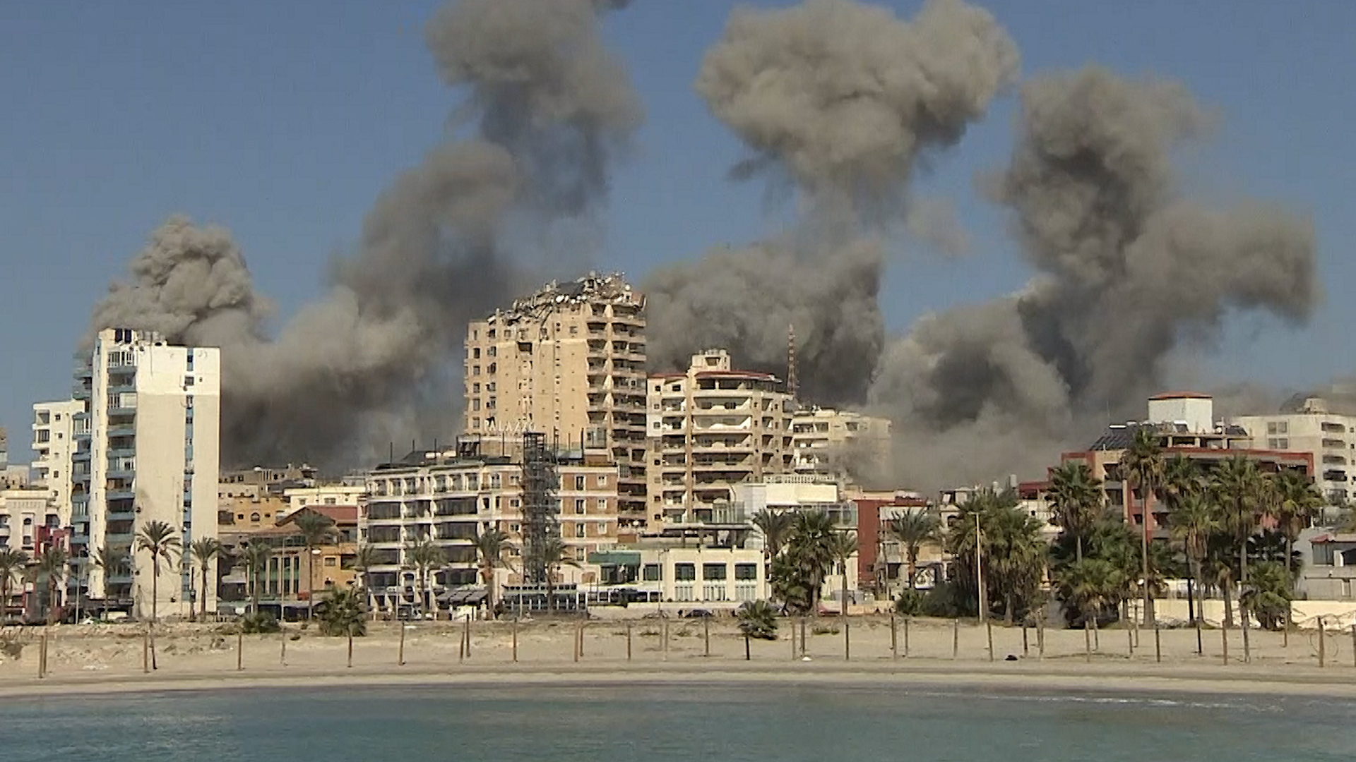 Video: Israeli forces attack Tyre in Lebanon and tell people to leave