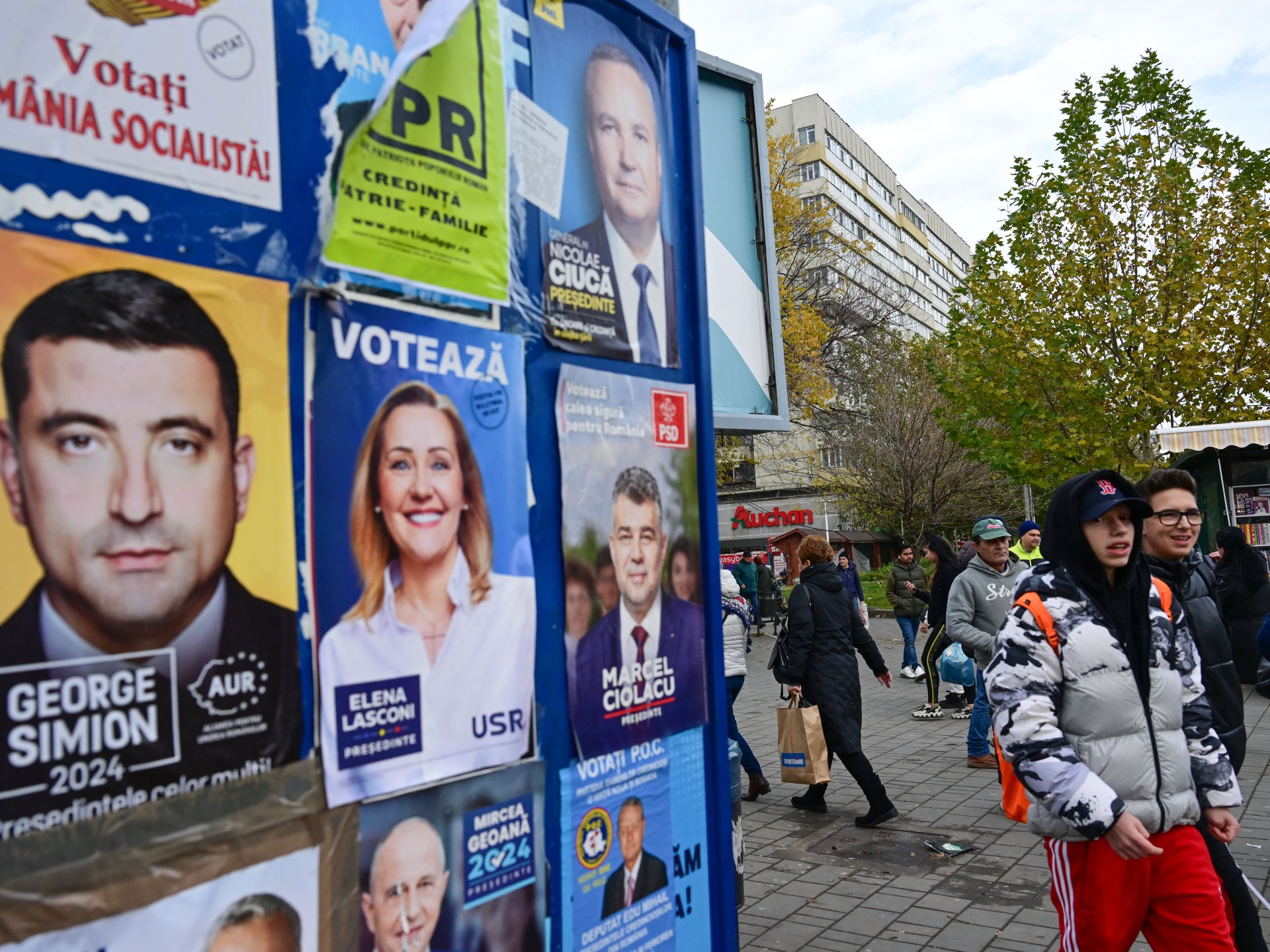 Far right in strong position as Romania votes in presidential election