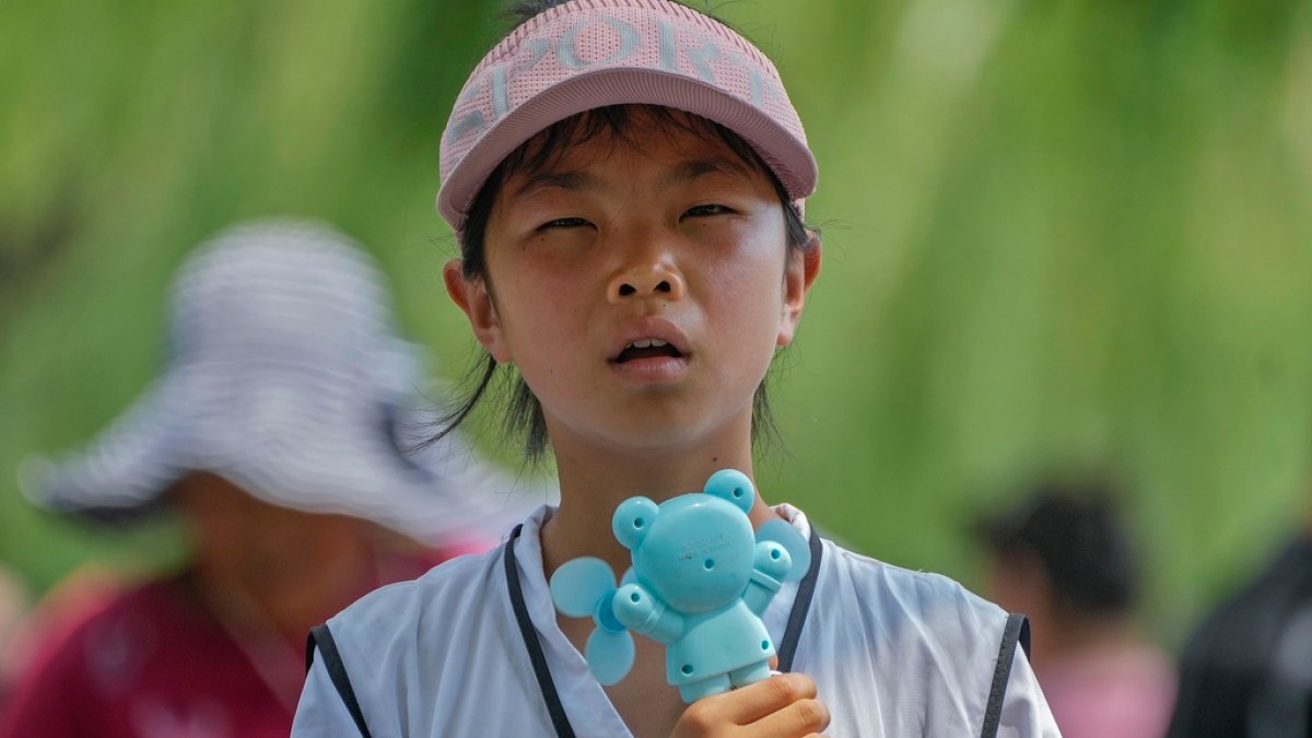 China experiences record number of hot days since March