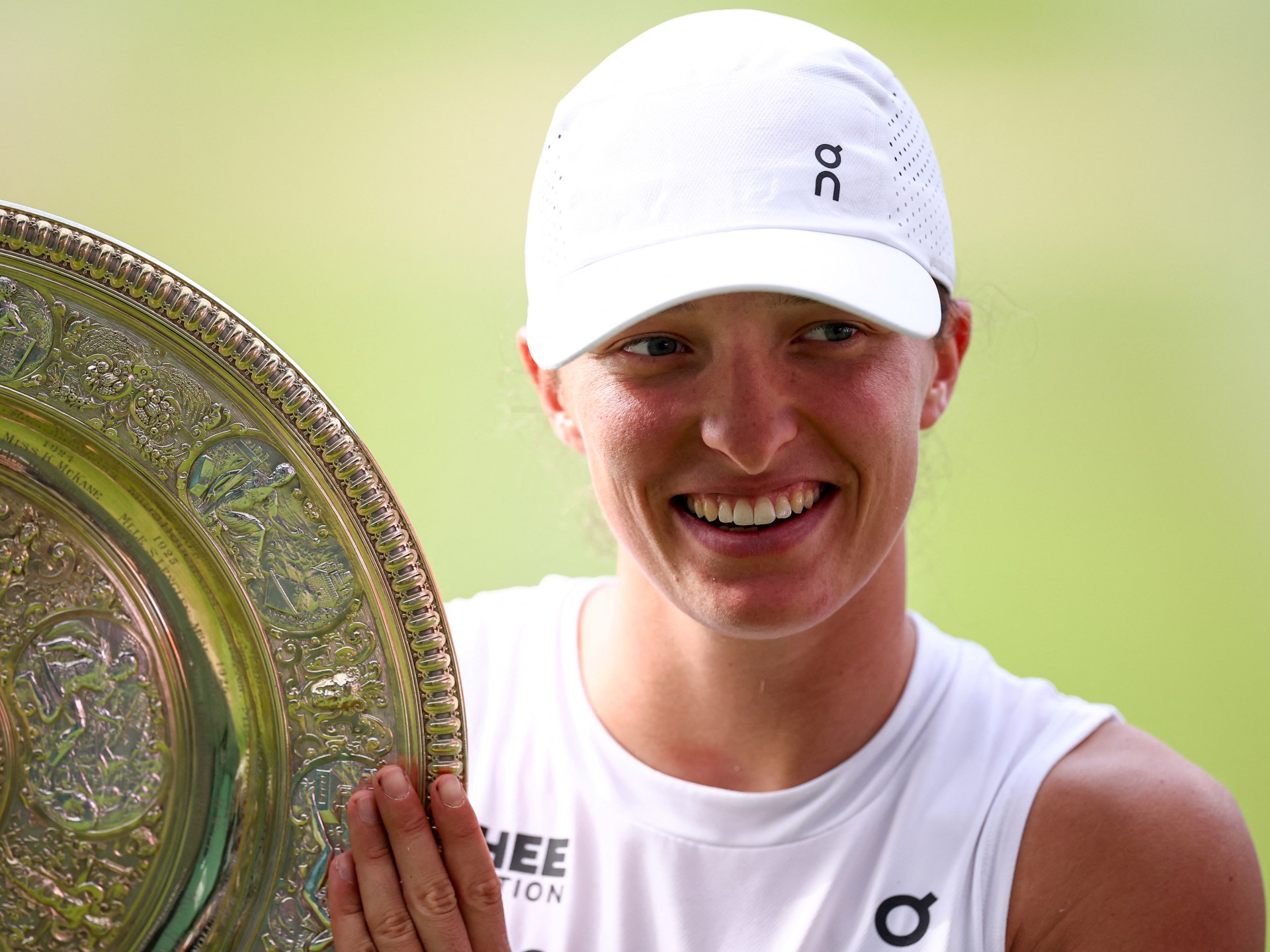 Iga Swiatek destroys Amanda Anisimova to win first Wimbledon tennis title