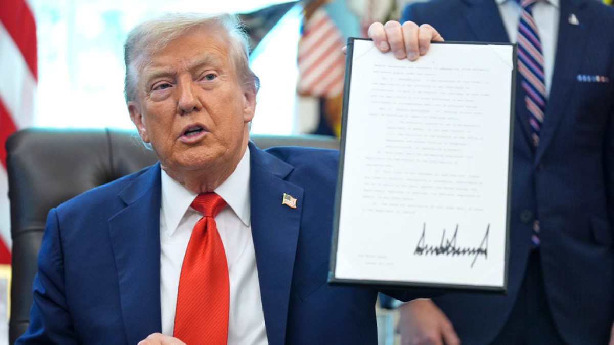 Trump bans burning of US flag in defiance of constitutional protections