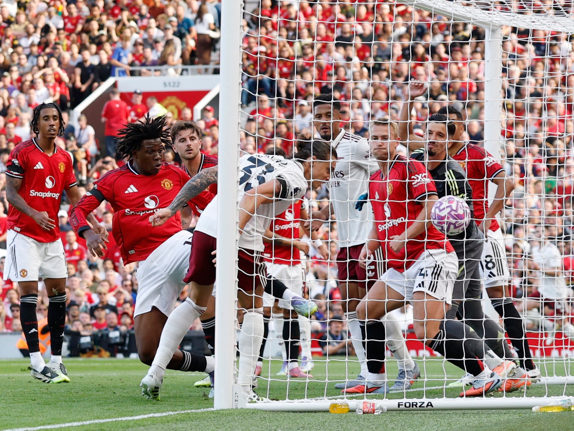 Arsenal beats Manchester United in Premier League opener